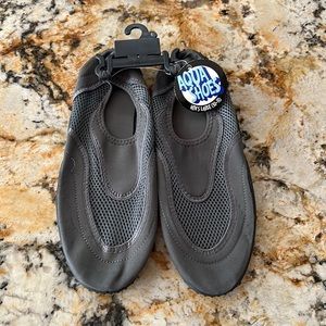 LEAVING CLOSET! NWT - water shoes. Men’s size LARGE 10/11). Dark gray w black